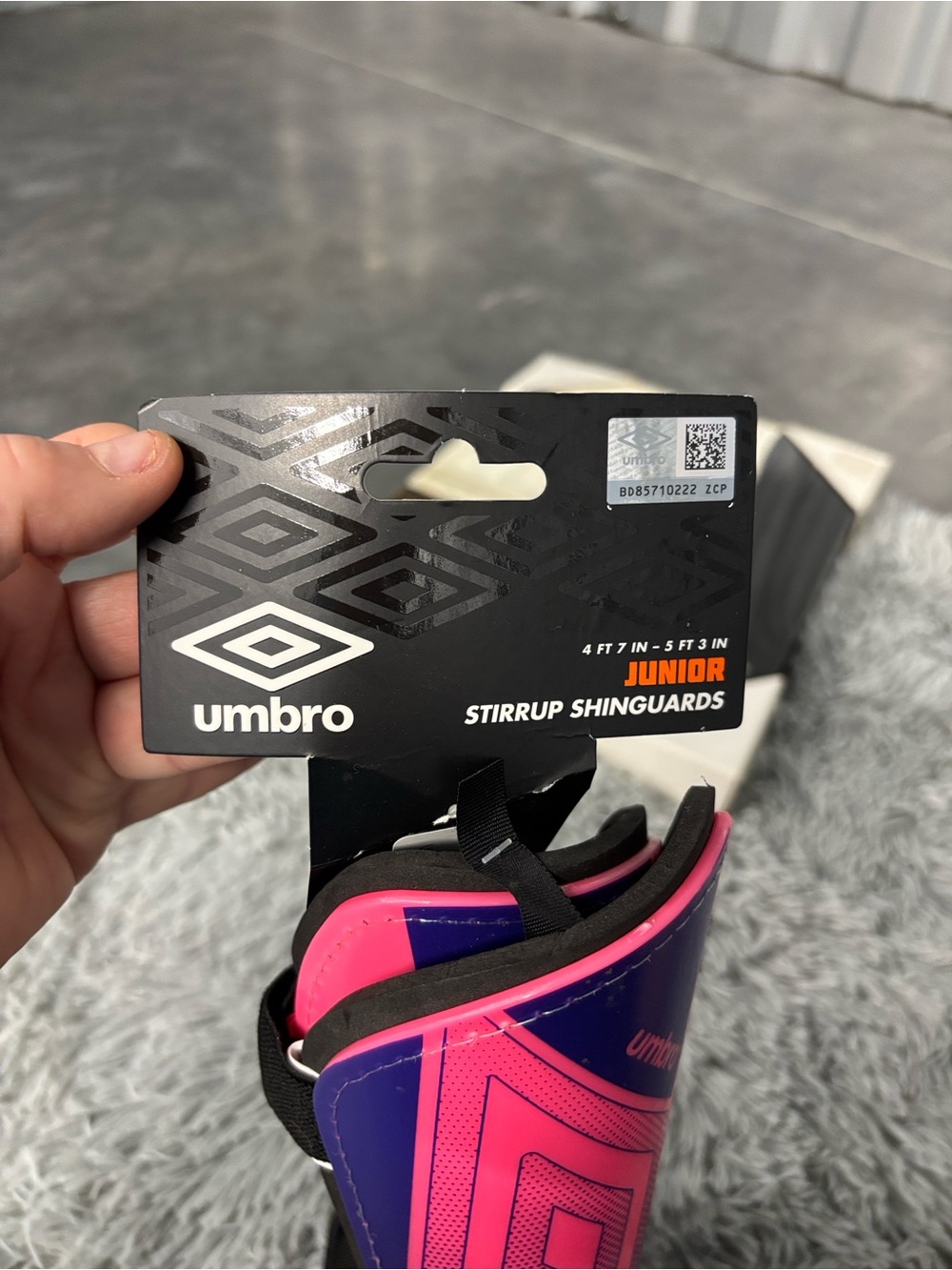 NWT Umbro Black Stirrup Shin Guard Sleeves with Neon Pink Purple Accents Junior - Picture 4 of 16